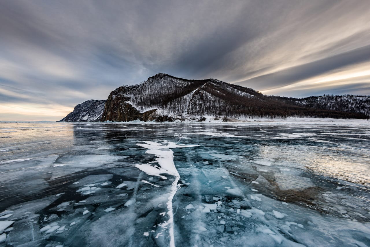 Lac Baïkal, Russie, lac et foret boreale