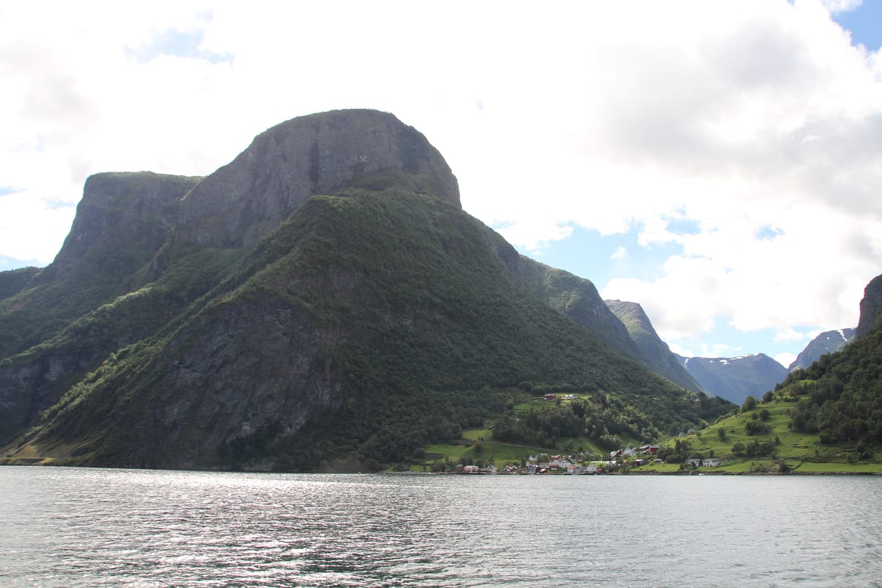 Fjords de l'Ouest norvégien, Norvège, fjord et cascade
