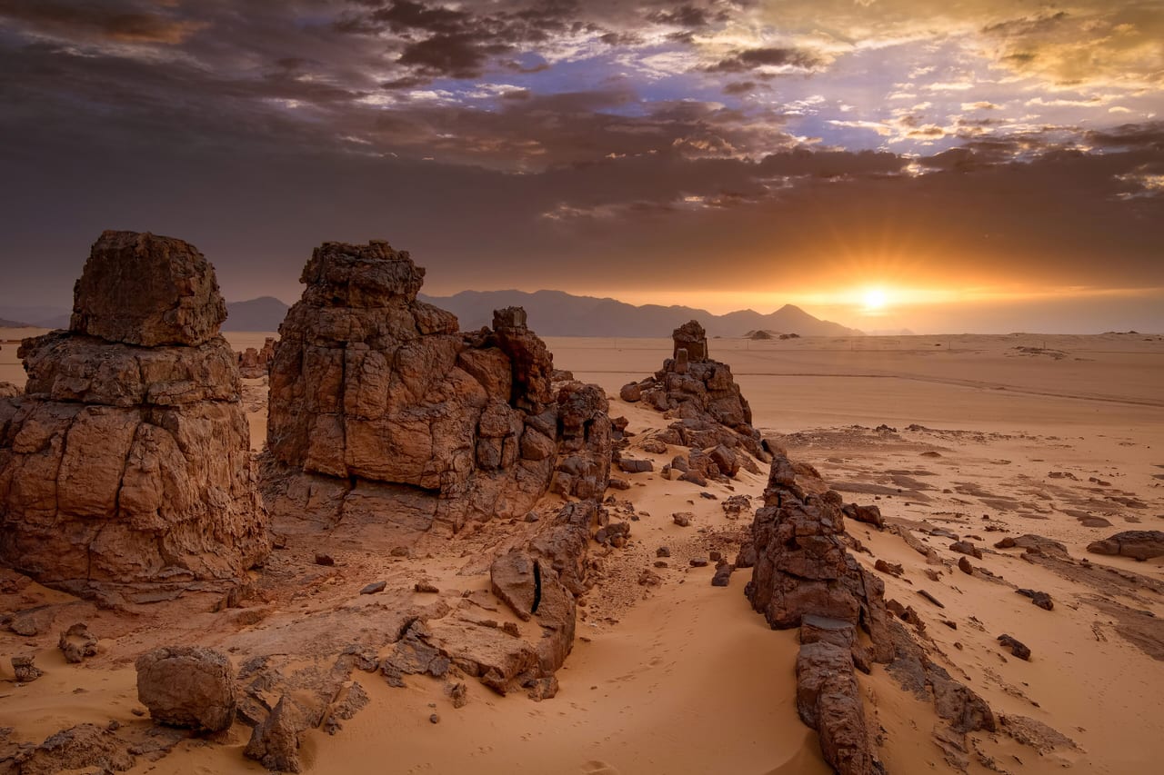 Tassili n'Ajjer, Algérie, formation rocheuse et desert pierre